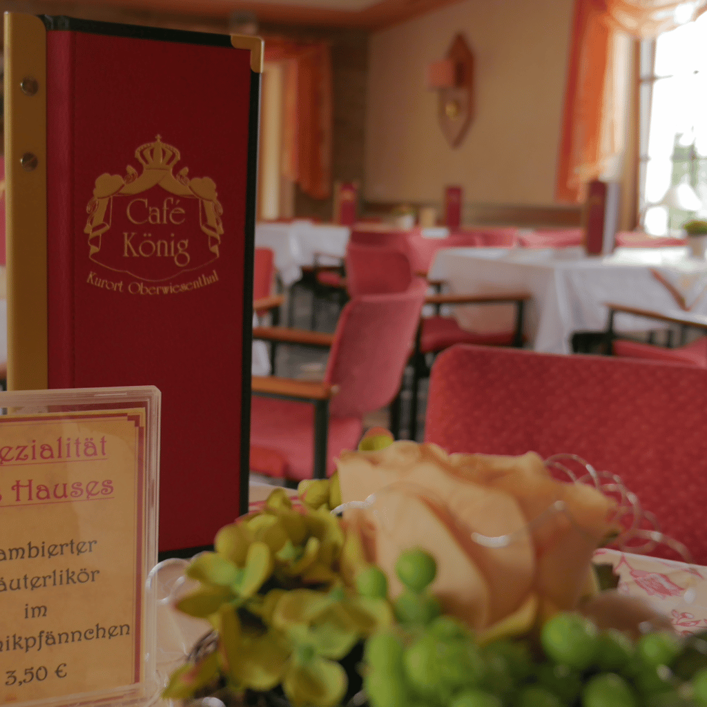 Gedeckter Tisch mit der Speisekarte des Café König
