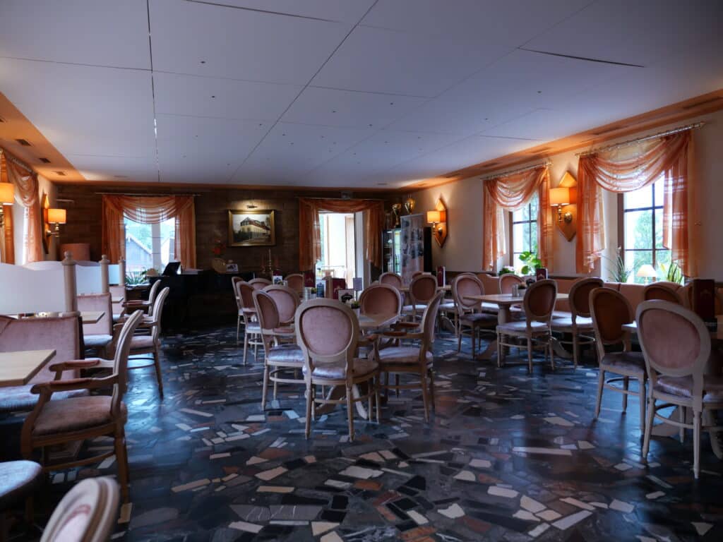 Heller Gastraum des Café König